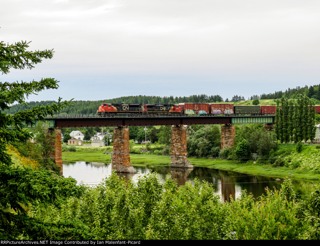 CN 403 crossing the Trois-Pistoles river